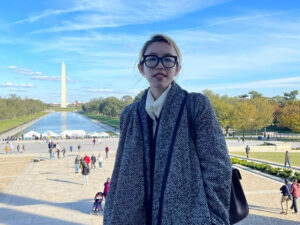 M.S. in Global Commerce Student Jingyi poses in front of the Washington Monument