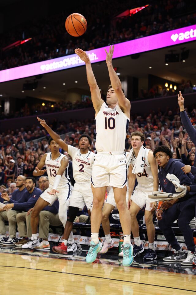 Taine Murray playing UVA basketball
